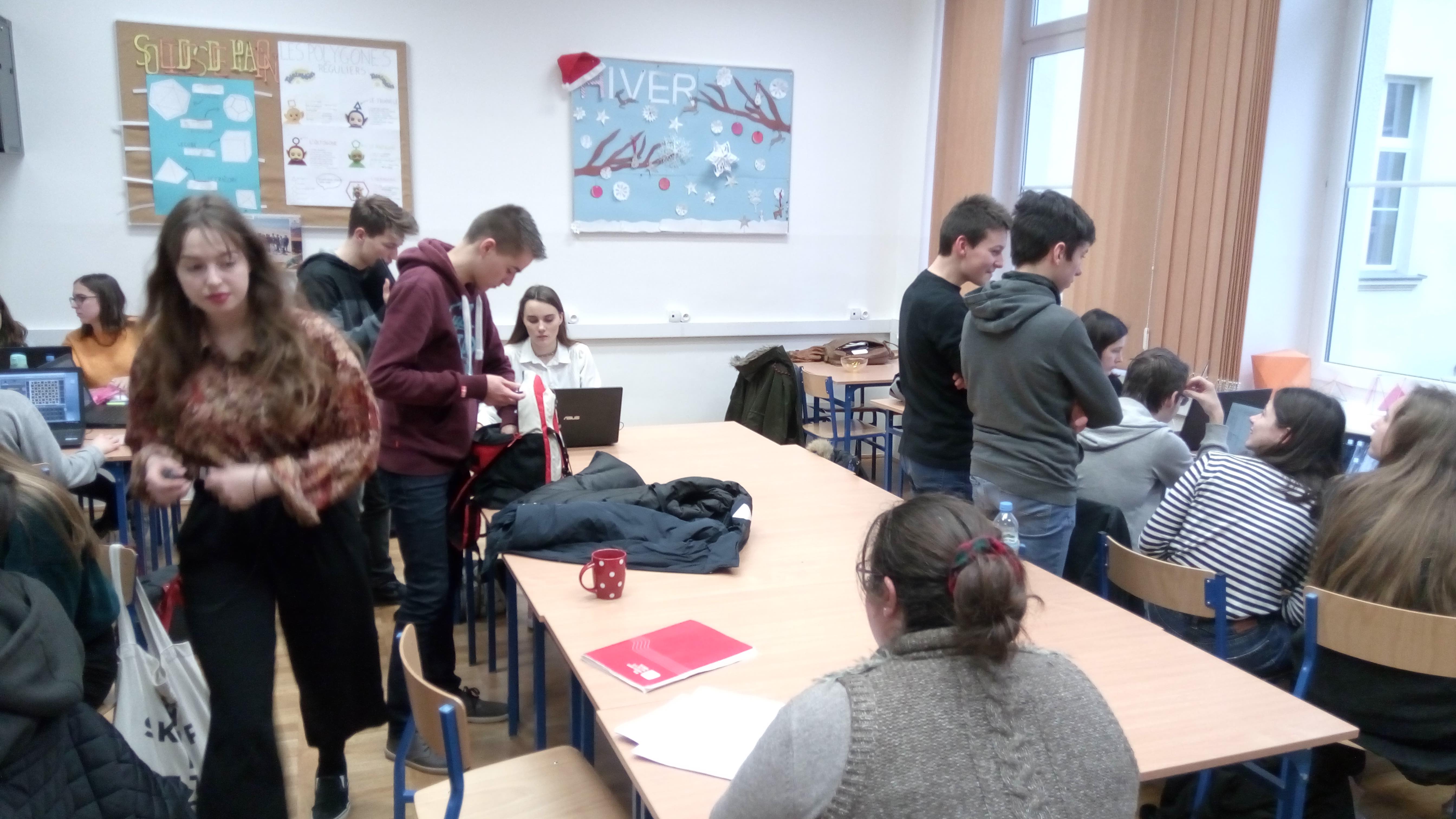 Les élèves des ateliers de Souillac et Varsovie en plein séminaire Maths&Languages