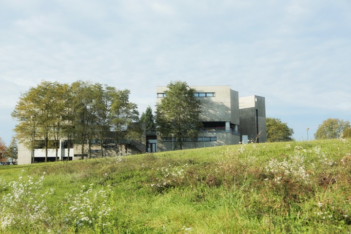 Le bâtiment K vu de la prairie